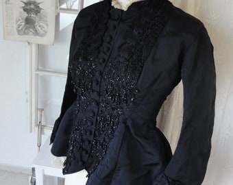 1895: Elegant day jacket France with stunning button trim & label