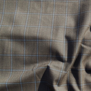 Terno em tecido resistente com xadrez em preto e marrom com listras azuis. Moda masculina, tecido para ternos e coletes, jaquetas e casacos