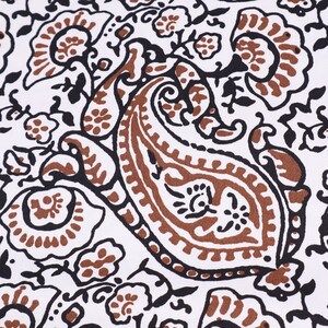 Könnte beinhalten: Ein weißer Stoff mit einem braunen und schwarzen Paisley-Muster. Das Paisley-Design weist komplizierte Details und ein sich wiederholendes Motiv auf.