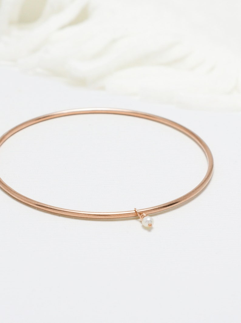 minimalistische armband, rose gouden armband, armbanden, bangle armband, stapelbare armbanden, sierlijke armband, armband voor vrouwen De Juni Bangle afbeelding 1