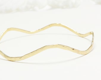 Brazalete ondulado dorado, minimalista, apilable, delicado, para mujer o para celebraciones.
