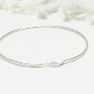 Thin Silver Mobius Bracelet, Minimalist Promise Bangles For Women, Mobius Ring, Thin Mobius Bangle, Promise Bracelets Women | Unity Bangle