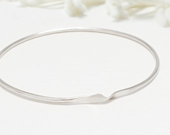 Thin Silver Mobius Bracelet, Minimalist Promise Bangles For Women, Mobius Ring, Thin Mobius Bangle, Promise Bracelets Women | Unity Bangle