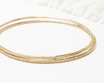 Zierlicher Gold Armreif, 2er Set, Dünner Gold filled Armreif, minimalistischer Armreif, Zartes Armband Frauen | Feier Armreifen