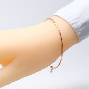 minimalistische armband, rose gouden armband, armbanden, bangle armband, stapelbare armbanden, sierlijke armband, armband voor vrouwen De Juni Bangle afbeelding 5