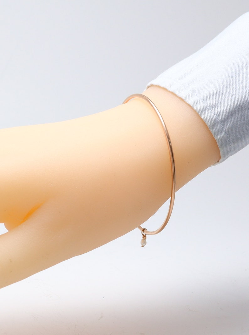 minimalistische armband, rose gouden armband, armbanden, bangle armband, stapelbare armbanden, sierlijke armband, armband voor vrouwen De Juni Bangle afbeelding 5