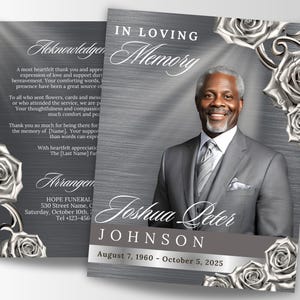 Könnte beinhalten: Gedenkkarte mit einem Porträt eines Mannes in einem grauen Anzug. Die Karte enthält den Text "In Loving Memory" und den Namen "Joshua Peter Johnson" mit Daten. Silberne Rosen verzieren die Karte.
