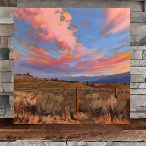 Puede incluir: Una pintura de una puesta de sol sobre un campo con un poste de madera en primer plano. El cielo es de un rosa y naranja vibrantes, con nubes que parecen algodón de azúcar. El campo es de un verde y marrón apagados, con algunos árboles en la distancia.