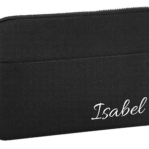 Könnte beinhalten: Schwarze Laptoptasche mit Reißverschluss und dem Namen "Isabel" in weiß auf der Vorderseite gestickt.