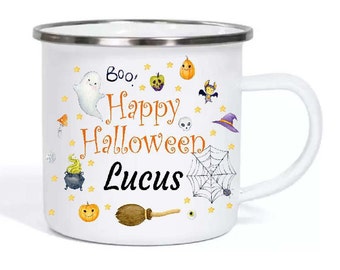 Könnte beinhalten: Weiße Email Tasse mit Halloween-Motiv. Sie zeigt ein Gespenst, einen Hexenhut, ein Spinnennetz, einen Kürbis, einen Kessel und einen Besen. Der Text auf der Tasse lautet "Boo! Happy Halloween Lucas".