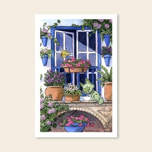 Può includere: Un'illustrazione ad acquerello di una cornice blu circondata da piante in vaso con fiori rosa e viola. Una piccola creatura verde simile a un gatto siede sul davanzale e un'ape gialla vola nelle vicinanze. Il testo EFFIESHERN 2026 è in basso.