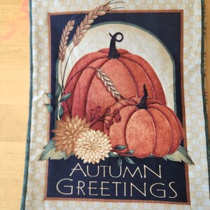 Chemin de table matelassé Autumn Greetings 8,25 po. de large x 45,5 po. de long