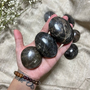 Black Moonstone Palm Stones, Flashy Black Moonstone Palmstones Gallets Palms