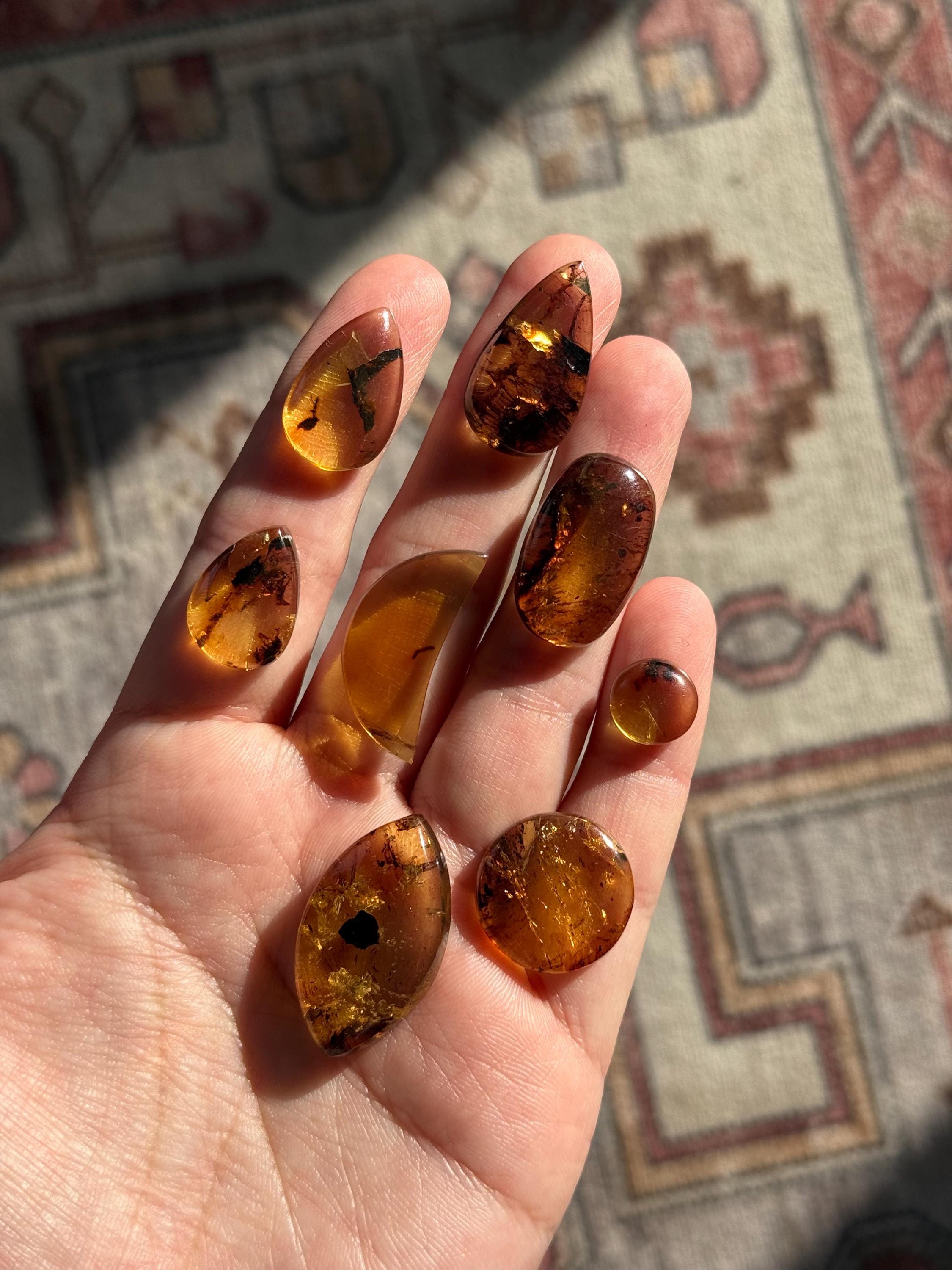 メキシコ　チアパス産の大きめアンバー　紐付き（ペンダント） Chiapas amber - Etsy 日本
