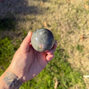 Esfera de labradorita con puesta de sol, bola de cristal de labradorita morada con destellos de arcoíris