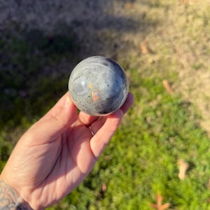 Esfera de labradorita con puesta de sol, bola de cristal de labradorita morada con destellos de arcoíris