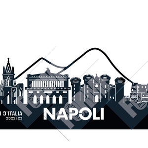 Könnte beinhalten: Schwarz-weiße Silhouette der Skyline von Neapel, einschließlich des Vesuvs, mit dem Text "NAPOLI" und "CAMPIONI D'ITALIA 2022/23" darunter.