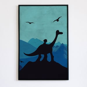 Puede incluir: Un póster minimalista con la silueta de una persona montando un dinosaurio sobre un paisaje de montaña azul y turquesa. Dos pájaros vuelan en el cielo arriba.