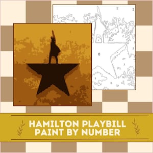 Puede incluir: Un kit de pintura por números con la silueta de una figura sobre una estrella, con un fondo marrón dorado. El kit incluye un contorno numerado para pintar. El texto "HAMILTON PLAYBILL PAINT BY NUMBER" se muestra en una pancarta dorada.