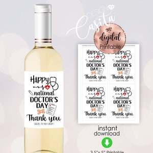 Puede incluir: Etiqueta de botella de vino imprimible con un corazón rojo, un estetoscopio y un vendaje. La etiqueta dice "Feliz Día Nacional del Médico" y "Gracias".