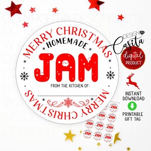 Pode incluir: Uma etiqueta de presente de Natal circular branca com texto vermelho "MERRY CHRISTMAS HOMEMADE JAM". Inclui uma folha de etiquetas correspondentes. Estrelas e flocos de neve decorativos circundam o texto.