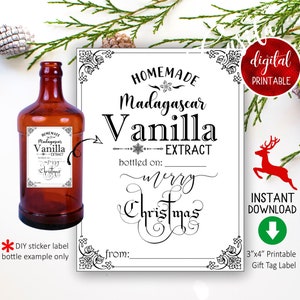 Op de afbeelding: Een bruine glazen fles met een etiket met de tekst "Homemade Madagascar Vanilla Extract" en "Merry Christmas". Er wordt ook een digitaal printbaar cadeaulabel getoond, met een rode rendierafbeelding en de tekst "Instant Download".
