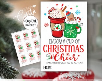 Puede incluir: Un producto digital con un diseño de etiqueta de regalo navideña. La etiqueta incluye una taza de café roja con crema batida y un hombre de jengibre, junto con el texto "Enjoy a Cup of Christmas Cheer". La etiqueta mide 5 x 7.6 cm.