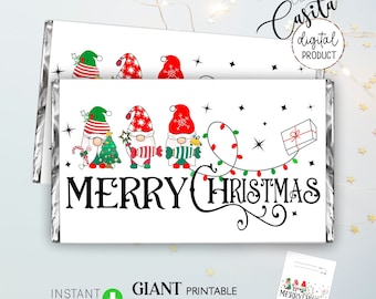 Puede incluir: Envoltorio blanco de barra de caramelo con gnomos navideños con sombreros rojos y verdes. Las palabras "MERRY CHRISTMAS" se muestran de forma destacada. Envoltorio de barra de caramelo gigante imprimible.