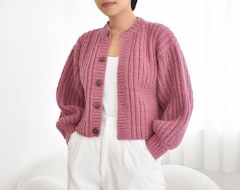 Modèle de cardigan au crochet, modèle de cardigan au crochet facile, modèle de pull confortable au crochet, modèle de cardigan à col rond, cardigan au crochet moderne