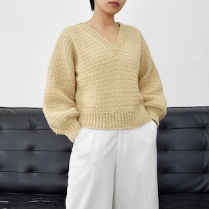 Gehäkelter V-Ausschnitt Pullover Muster, einfach häkeln Pullover Muster, Ballon Ärmel Pullover, moderne gehäkelte Pullover, gemütliche Strickjacke häkeln Muster