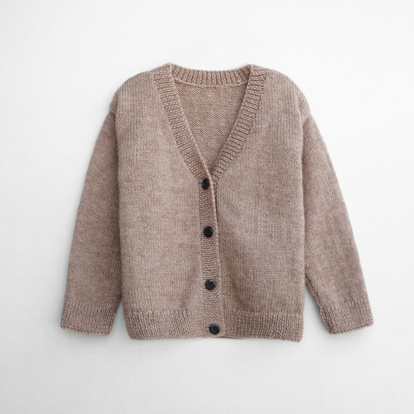 Modèle de cardigan intemporel à tricoter, modèle de tricot de cardigan facile, modèle de pull pour femme en tricot, modèle de cardigan à col en V et cardigan intemporel