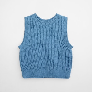 Puede incluir: Un chaleco de punto azul claro sin mangas.