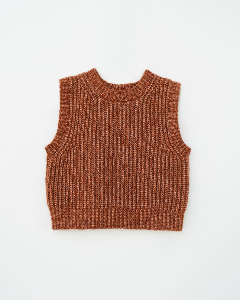 K&ouml;nnte beinhalten: Ein brauner, &auml;rmelloser Strickpullover mit Rippenstruktur.