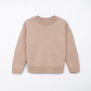 Peut inclure: Un pull en tricot marron clair à col rond.