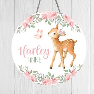 Letrero de madera con nombre de ciervo personalizado para niña, bebé, niño pequeño, arte de pared, bosque, flor rosa, decoración de habitación infantil, accesorio de fotografía para bebé