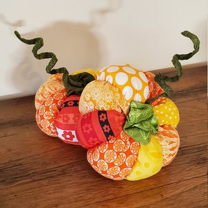 Calabaza primitiva con patchwork acolchado de otoño // Decoración de cosecha