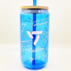 Seventeen / Bicchiere in vetro con coperchio in bambù e cannuccia in vetro con firma SVT / Lattina di birra Kpop / Tazza da caffè freddo da 16 once / Simpatico regalo K-pop
