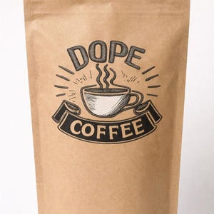 Könnte beinhalten: Braune Papiertüte mit einer schwarz-weißen Grafik einer Kaffeetasse mit Dampf und den Worten "DOPE COFFEE". Die Tüte hat einen Reißverschluss oben, ideal für Kaffee.