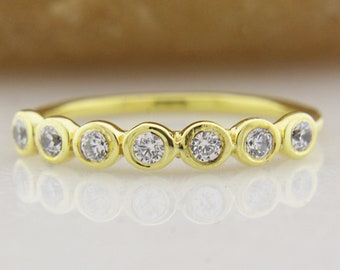 Anillo de media eternidad con diamantes cultivados en laboratorio, engastado en bisel, en oro macizo reciclado.