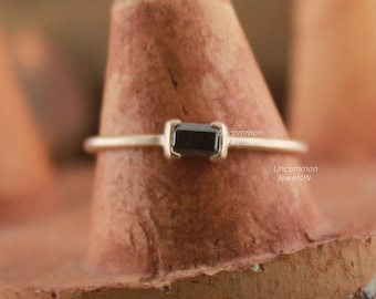 Halbe Lünette im Smaragdschliff mit braunem Diamantring - Ost-West-Roségold-Verlobungsring