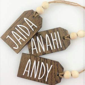 Etiqueta para calcetín, nombre para regalo, nombre con cuentas, nombre de madera, personalizado, etiqueta de Navidad, etiqueta de regalo hecha a mano, etiqueta de cumpleaños, adorno cortado con láser
