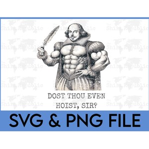 Op de afbeelding: Een zwart-witte illustratie van een gespierde man met een ganzenveer in zijn hand. De man draagt een kraag en een tuniek. De tekst onder de afbeelding luidt "Dost thou even hoist, sir?" en "SVG & PNG FILE".