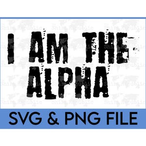 Peut inclure: Conception graphique en noir et blanc avec une police de caractères de style grunge usée. Le texte dit "I AM THE ALPHA" et est présenté sur un fond blanc. L'image comprend le texte "SVG & PNG FILE" en bas.