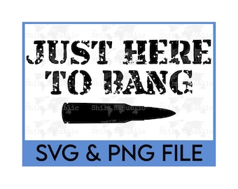 Puede incluir: Una descarga digital de un diseño gráfico en blanco y negro con el texto "JUST HERE TO BANG" y una bala. El gráfico está sobre un fondo blanco con un borde azul y el texto "SVG & PNG FILE" en la parte inferior.
