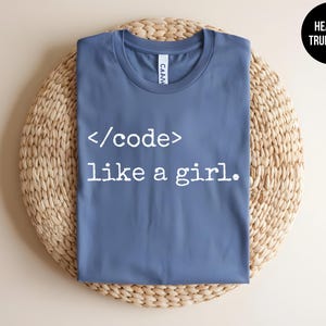 Peut inclure: Un t-shirt bleu avec le texte "<code> like a girl." imprimé en blanc.