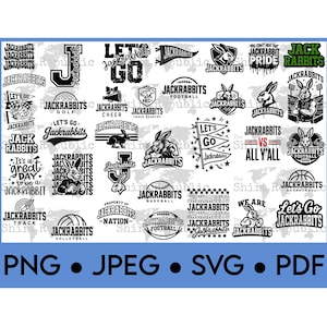 Può includere: Una collezione di loghi e design di testo in bianco e nero di Jackrabbits. I loghi includono una mascotte di coniglio, attrezzature sportive e frasi come "Let's Go" e "Jackrabbits Pride". Formati di file PNG, JPEG, SVG e PDF.