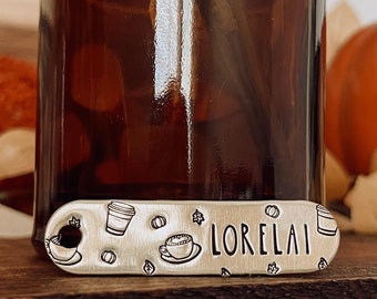 Etiqueta de identificación para perro personalizada, etiqueta de identificación para mascota, etiqueta de identificación para perro de metal estampada a mano / Otoño, Otoño, Hojas de otoño, Café / Diseño de café otoñal en forma oblonga