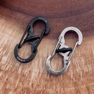 VENDU UNIQUEMENT avec l'achat d'une plaque d'identité en tant qu'extension/mise à niveau | Clip pour mousqueton en S en acier inoxydable MicroLock de Nite Ize - Ajout/Mise à niveau pour les médailles pour chien