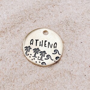 Etiqueta de identificação de cachorro de praia, etiqueta de cachorro personalizada estampada à mão em metal | Palmeiras, ondas, areia, oceano
