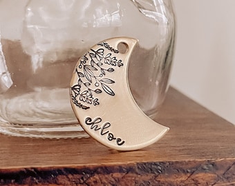 Aangepaste gepersonaliseerde dog tag, huisdier ID tag, metalen hand gestempeld dog tag | Bloemen hondenpenning | Wildflowers ontwerp maanvormige 1 1/4 "dog tag